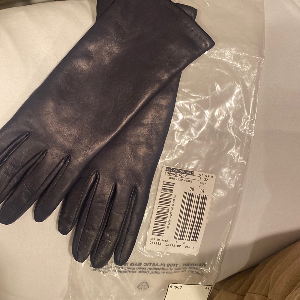 Women’s navy blue leather gloves, 100% cashmere lined.
